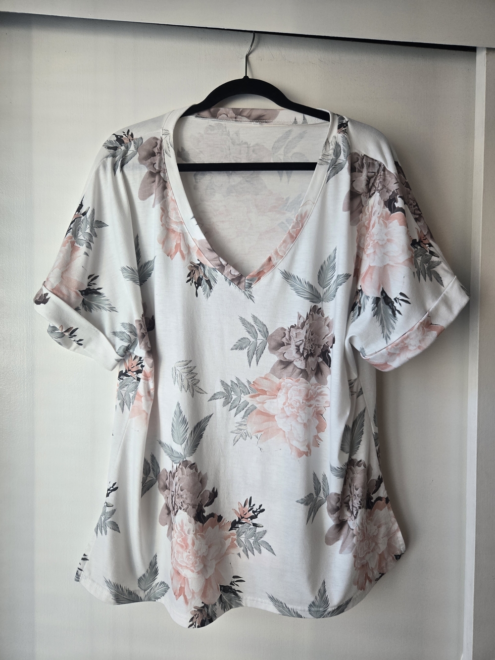 Women's V-Neck Short Sleeve Floral Tee - White with Peach & Brown Blooms